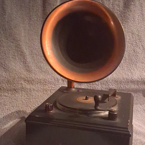 Trichtergrammophon mit großem