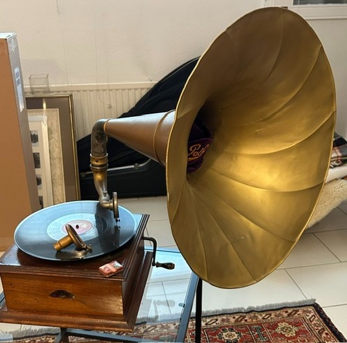 Antikes grammophon spielt - antikes,